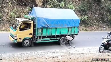 Skútrař málem dostal ránu do hlavy