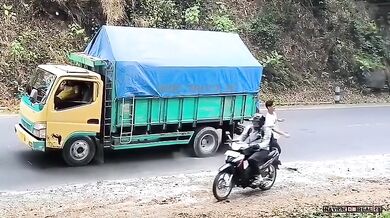 Skútrař málem dostal ránu do hlavy