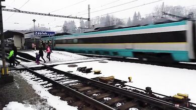 Hazard na kolejích: Rodina s dětmi unikla tragédii