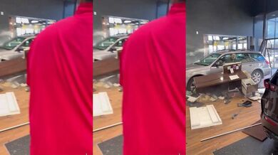 Muž narazil novým autem do prodejny poté, co mu odmítli vrátit peníze