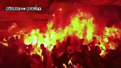 Chaos a zranění během pochodněmi osvětleného průvodu