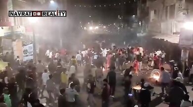 Chaos a zranění během pochodněmi osvětleného průvodu