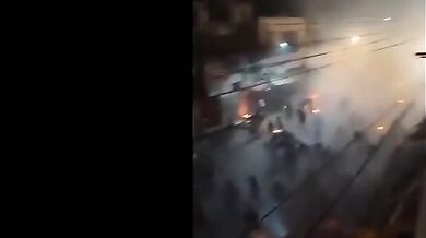 Chaos a zranění během pochodněmi osvětleného průvodu