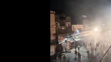 Chaos a zranění během pochodněmi osvětleného průvodu