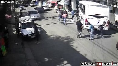 Chodec nepřežil přejetí autobusem