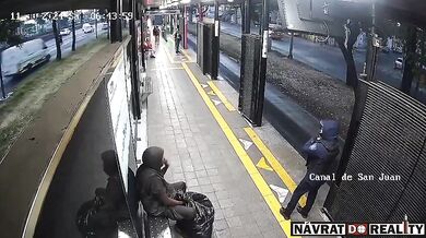 Napadení policistky na stanici Metrobusu