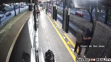 Napadení policistky na stanici Metrobusu