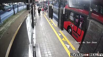Napadení policistky na stanici Metrobusu