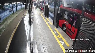 Napadení policistky na stanici Metrobusu