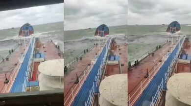 Ropný tanker se rozlomil při bouři, ropa unikla do Kerčského průlivu