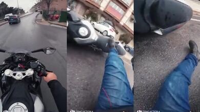 Motorkář narazil do zadní části dodávky