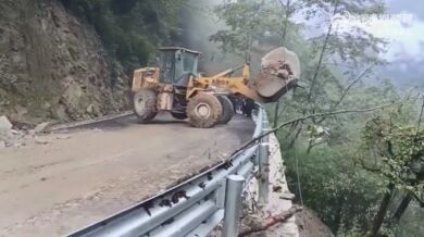 Řidič nakladače si nejspíš nadělal do kalhot