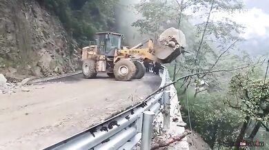 Řidič nakladače si nejspíš nadělal do kalhot