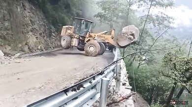 Řidič nakladače si nejspíš nadělal do kalhot