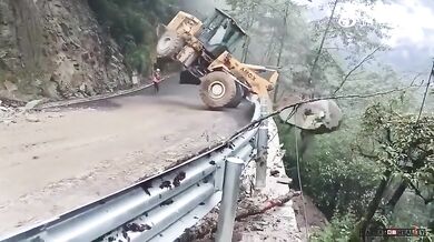 Řidič nakladače si nejspíš nadělal do kalhot