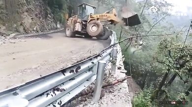 Řidič nakladače si nejspíš nadělal do kalhot