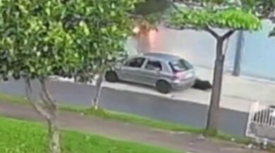 Muž se pokusil nastartovat auto pomocí elektrického rozvaděče se 110V