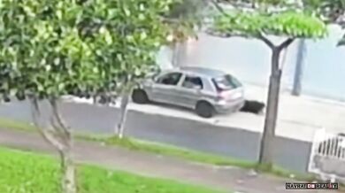 Muž se pokusil nastartovat auto pomocí elektrického rozvaděče se 110V