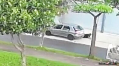 Muž se pokusil nastartovat auto pomocí elektrického rozvaděče se 110V