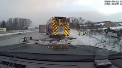 Nákladní vozidlo narazilo do záchranných vozidel