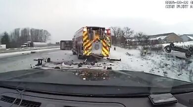 Nákladní vozidlo narazilo do záchranných vozidel