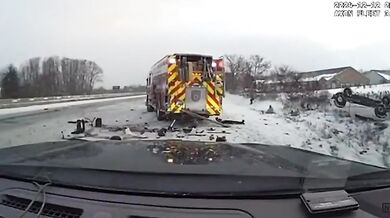 Nákladní vozidlo narazilo do záchranných vozidel