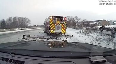 Nákladní vozidlo narazilo do záchranných vozidel