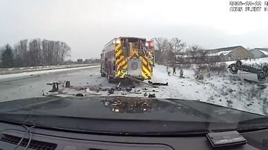 Nákladní vozidlo narazilo do záchranných vozidel