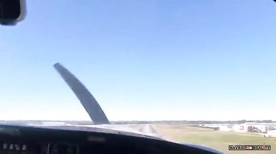 Dvě letadla se srazila na ranveji