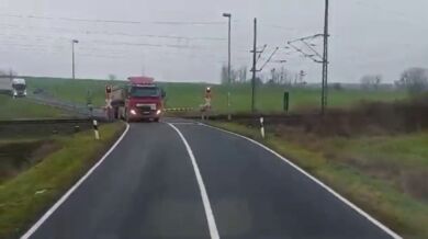 Nehoda na železničním přejezdu: Nákladní vlak se srazil s porouchaným kamionem