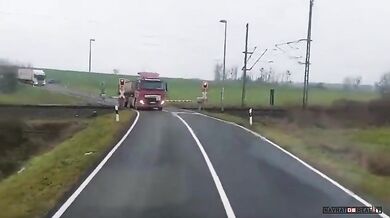 Nehoda na železničním přejezdu: Nákladní vlak se srazil s porouchaným kamionem