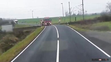 Nehoda na železničním přejezdu: Nákladní vlak se srazil s porouchaným kamionem