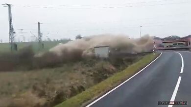 Nehoda na železničním přejezdu: Nákladní vlak se srazil s porouchaným kamionem