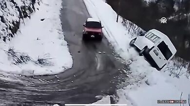 Minibus spadl do řeky