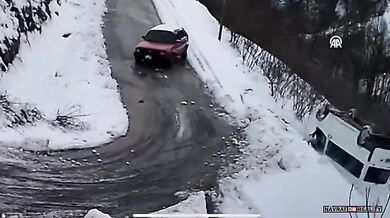 Minibus spadl do řeky