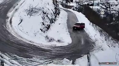 Minibus spadl do řeky