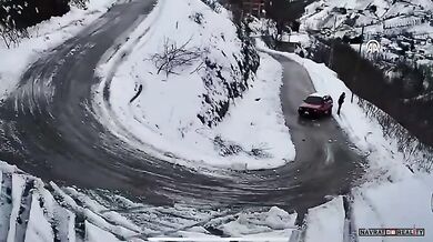 Minibus spadl do řeky