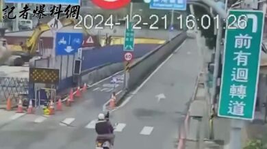 Pád pouliční lampy jen těsně minul skútraře