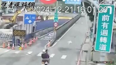 Pád pouliční lampy jen těsně minul skútraře