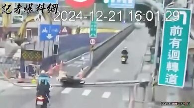 Pád pouliční lampy jen těsně minul skútraře