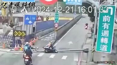 Pád pouliční lampy jen těsně minul skútraře