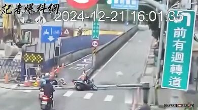 Pád pouliční lampy jen těsně minul skútraře