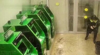 Důchodce v Petrohradu zapálil bankomaty, aby zakryl stopu své manželky