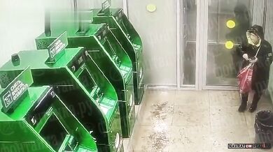 Důchodce v Petrohradu zapálil bankomaty, aby zakryl stopu své manželky