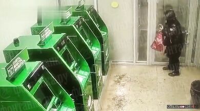 Důchodce v Petrohradu zapálil bankomaty, aby zakryl stopu své manželky