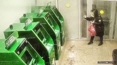 Důchodce v Petrohradu zapálil bankomaty, aby zakryl stopu své manželky