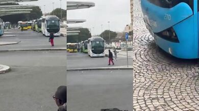 Autobus bez řidiče prorazil okno kavárny