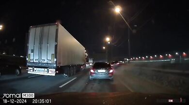 Někdo spěchá domů na štědrovečerní večeři