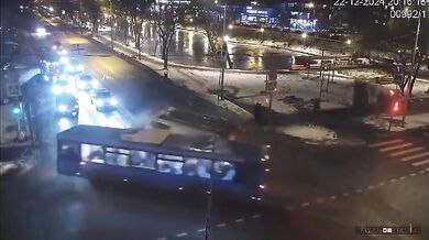 Srážka hasičského vozu a autobusu zranila deset lidí