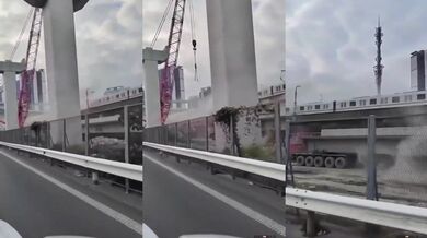 Jeřáb spadl na jedoucí vlak